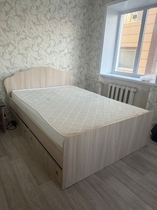 Продам кровать с ящиками 140×200 см