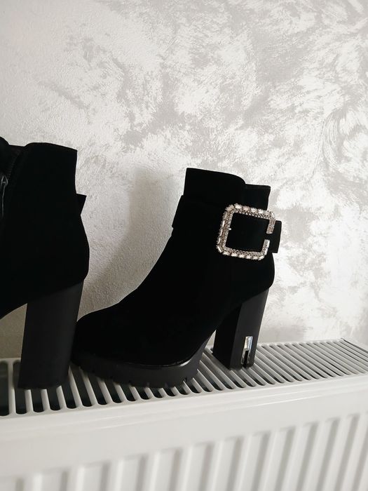 Vând botine  de catifea urgent pret Negociabil