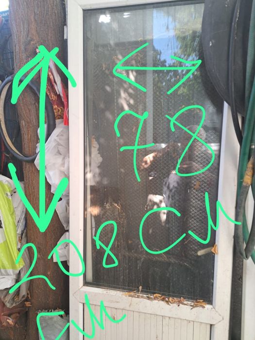 Продам пластиковую дверь