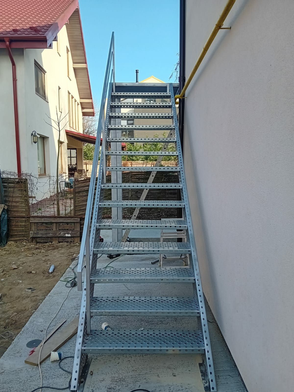 Scară metalică zincata 5m l cu balustrada