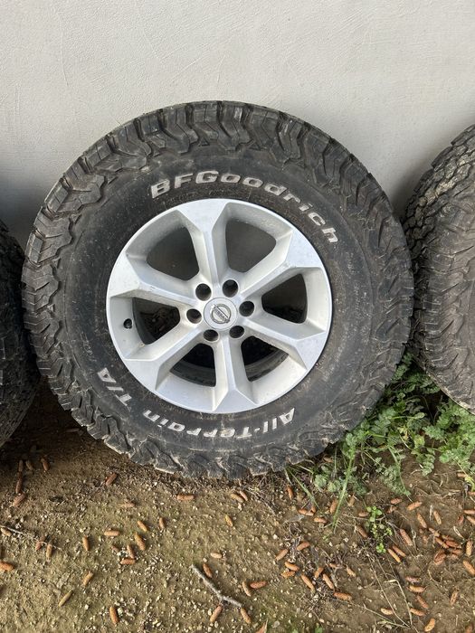 Гуми с джанти от Нисан навара 2008г.