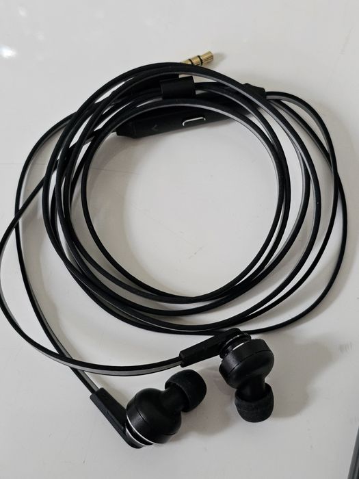 мобилен телефон Nokia 2720 Flip и слушалки Nokia Active WH-501