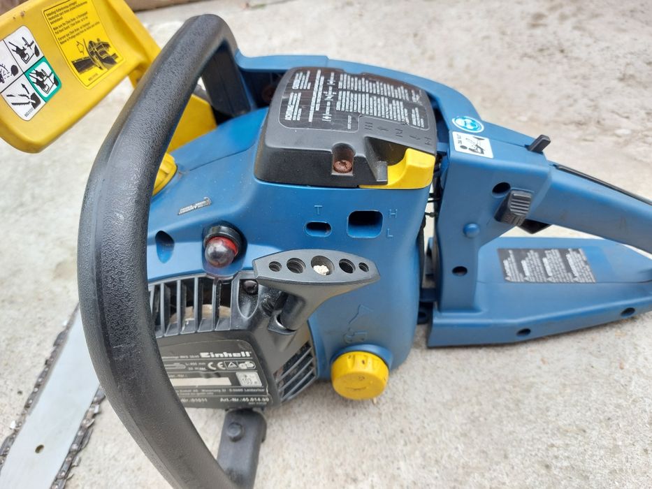 Vând trei drujbe pe benzină .