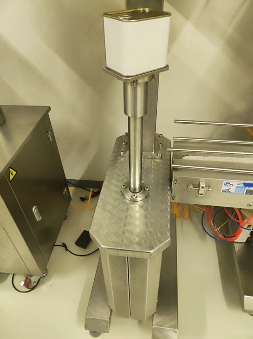 Машина за затваряне на тенекии