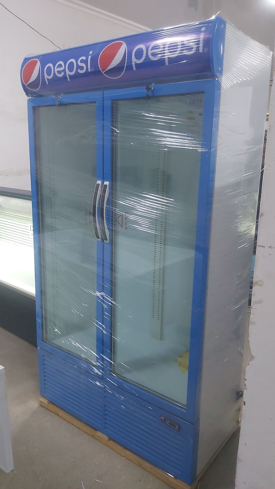 Новые заводской витринные холодильники DEVI  в Андижане.