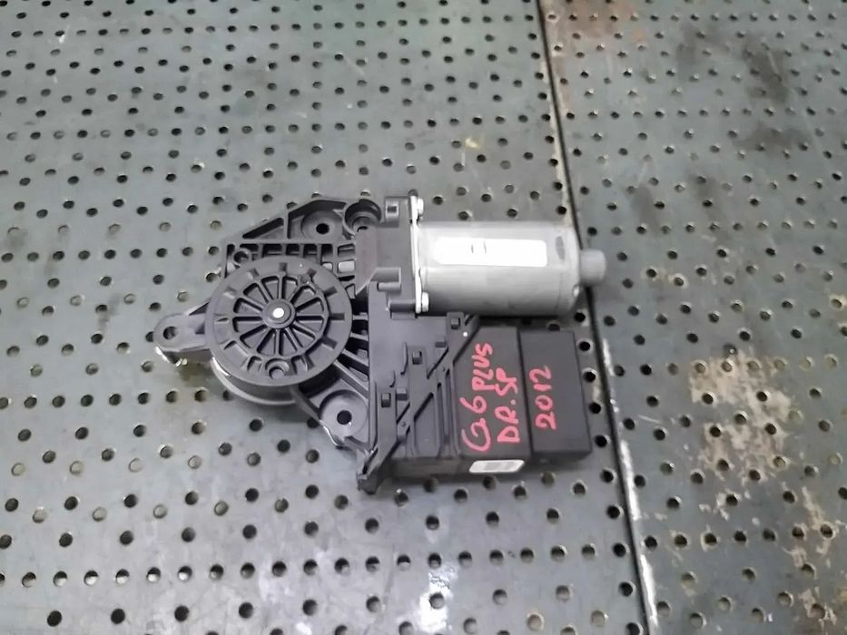 Motoras macara dreapta spate vw golf 6 plus Motoras macara dreapta spate vw golf 6 plus 5k0959794 0130821430 5m0839402f 5k0959704e