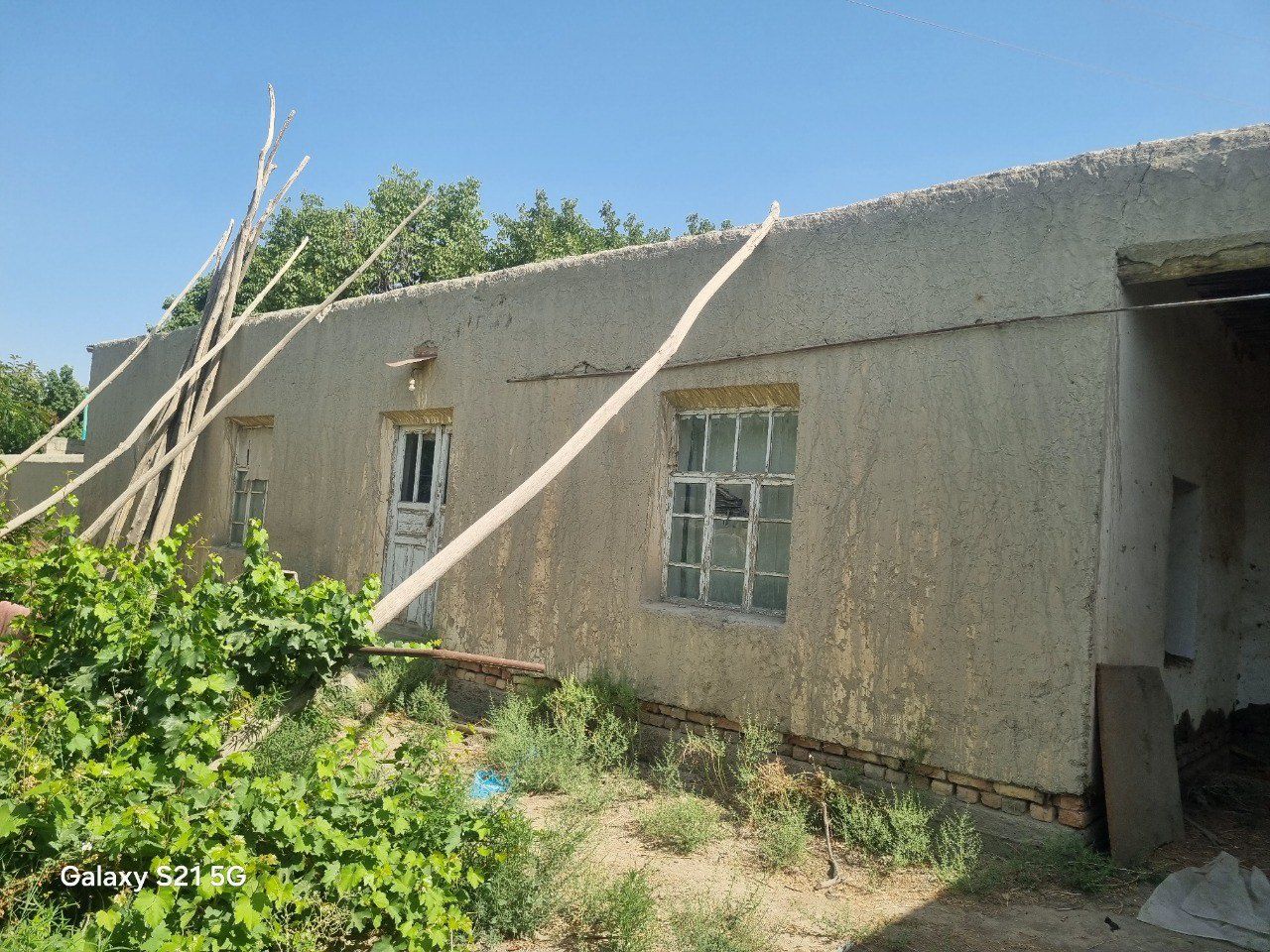 Hovli sotiladi tez va arzon