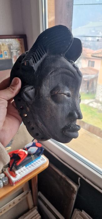 Африканска дървена маска .