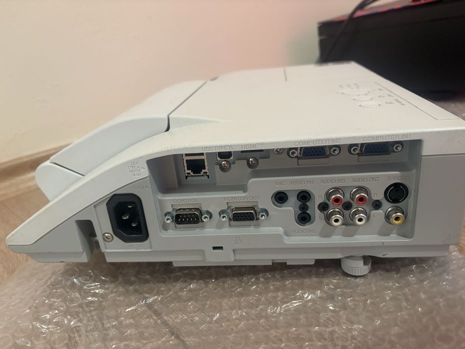 Hitachi CP-A221N ultra short throw 2200Lumens