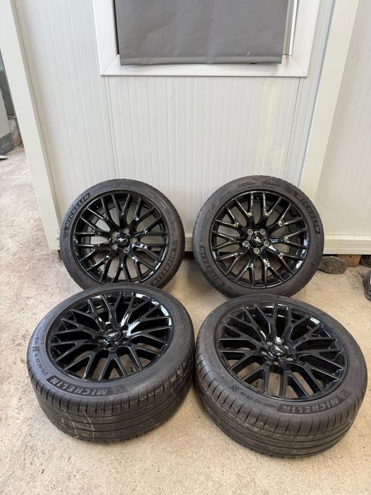 Vand 4 jante originale de ford mustang.