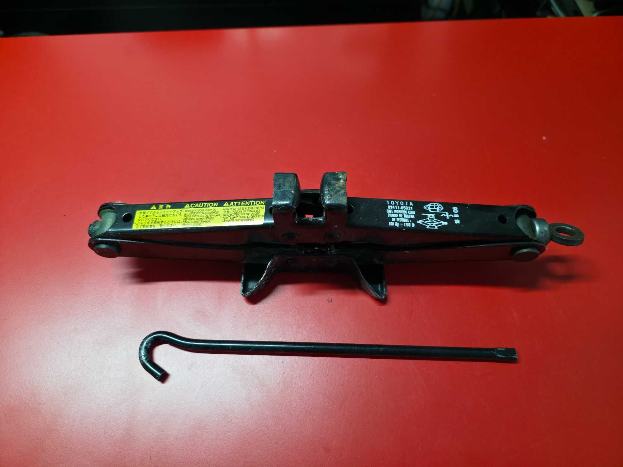 Cric AUTO - OEM Toyota Auris Corolla Yaris Aygo Prius !