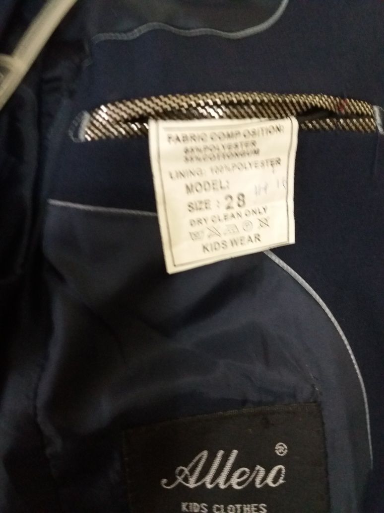 Продам пиджак с жилетом, подойдёт на 1-2 класс , в отличном состоянии