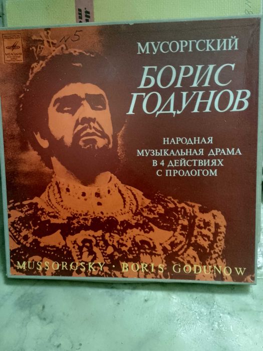 Продается проигрыватель пластинок, с множеством пластинок.