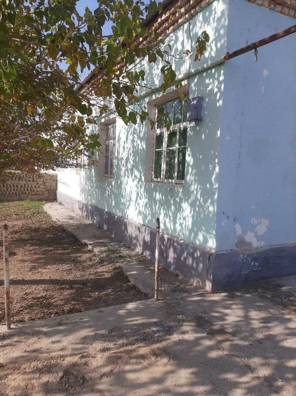 Sirdaryo v Mirzaobod tumanida hovli sotiladi