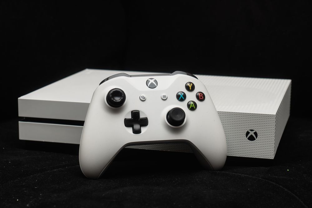 Vând Xbox One S 1TB cu 1 manetă și 4 Jocuri CD