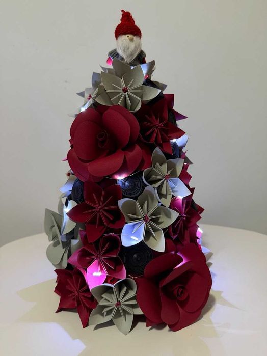 Brăduți de Crăciun handmade din flori de hârtie