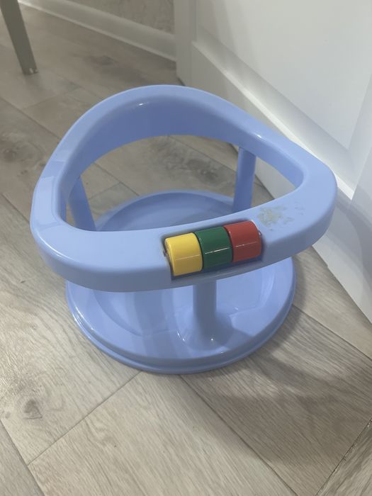 Продам стульчик для капания в ванной на присосках в хорошем состоянии