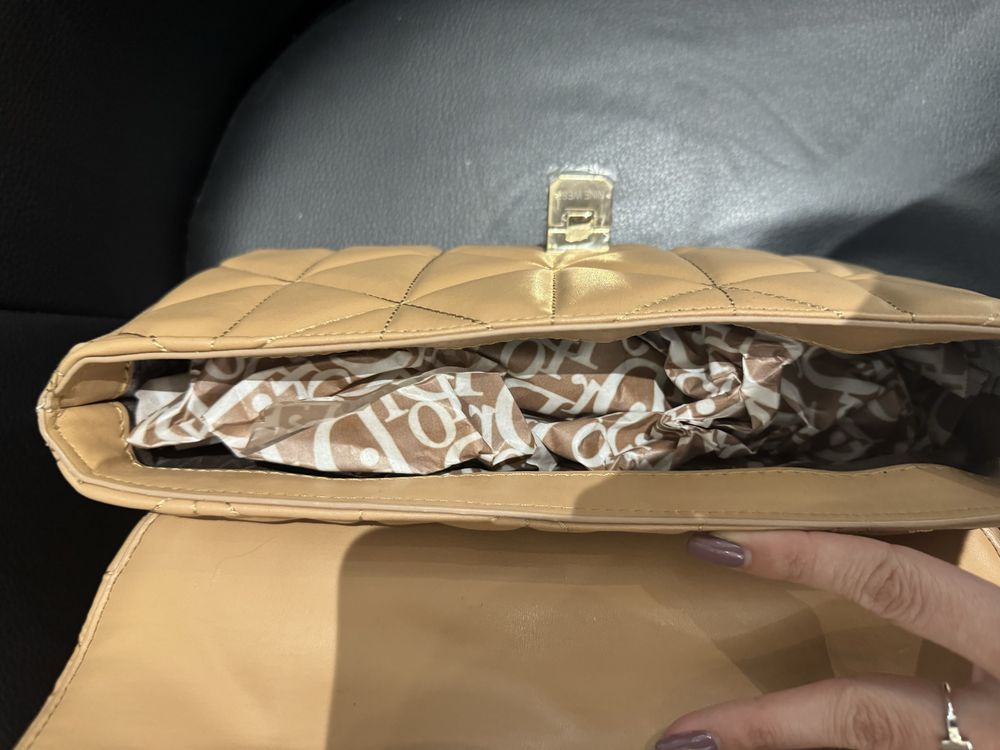Дамска чанта в бежов цвят nine west