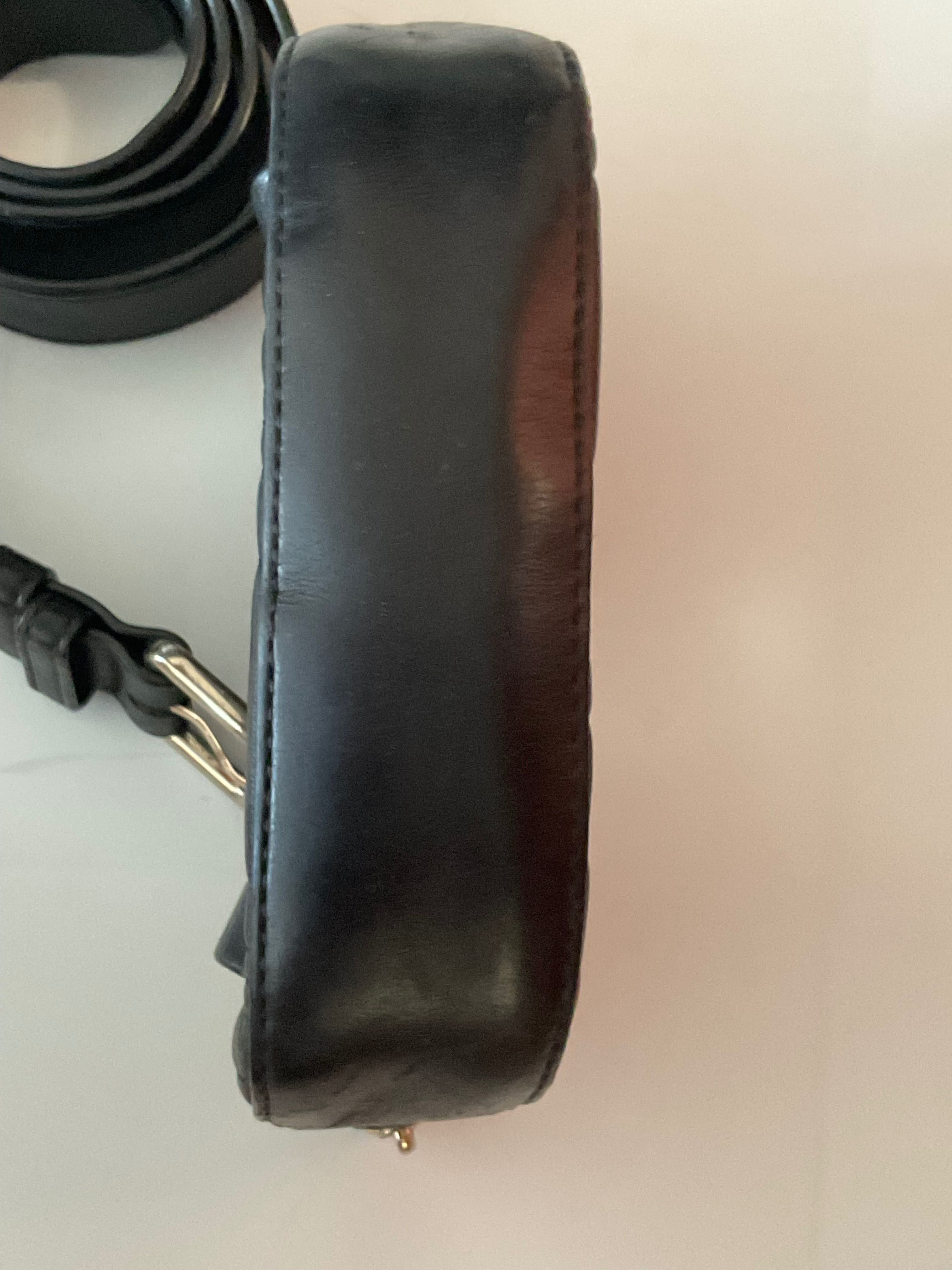 Чанта за кръста DKNY Allen от овча кожа, черна.