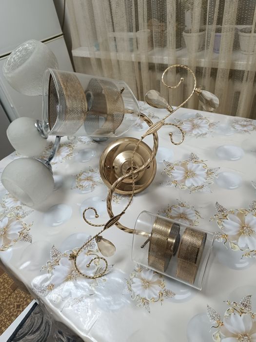 Две люстры в хорошем состоянии, трещин,осколов нет ,две за 5000 тг.