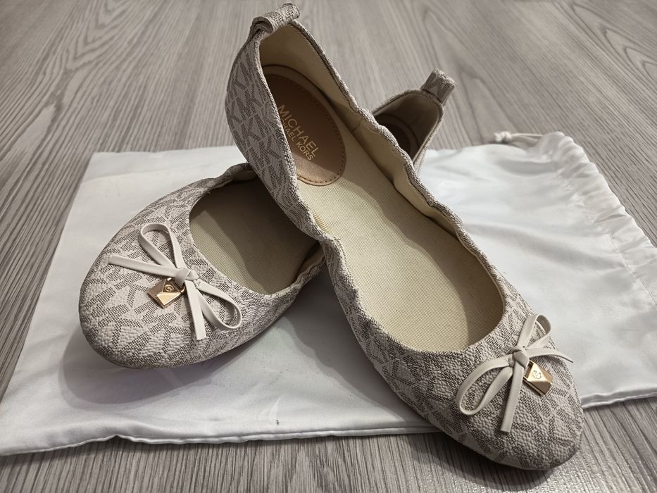 Vând balerinii Michael Kors originali noi.