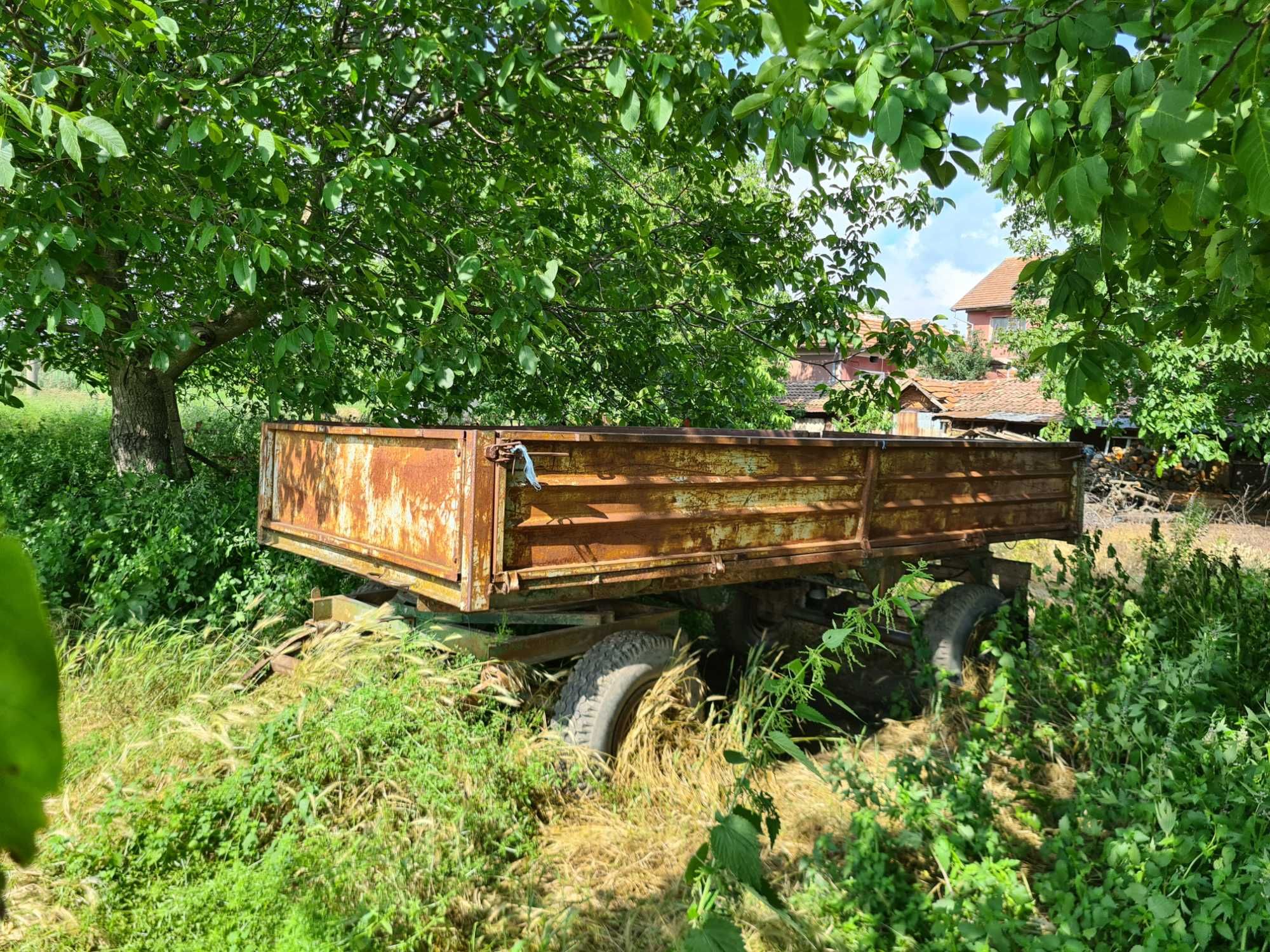 Продавам трактор ЮМЗ 6 с ремарке и плуг