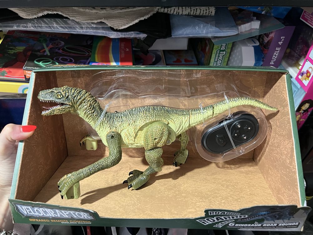 Нови с кутии играчки динозаври