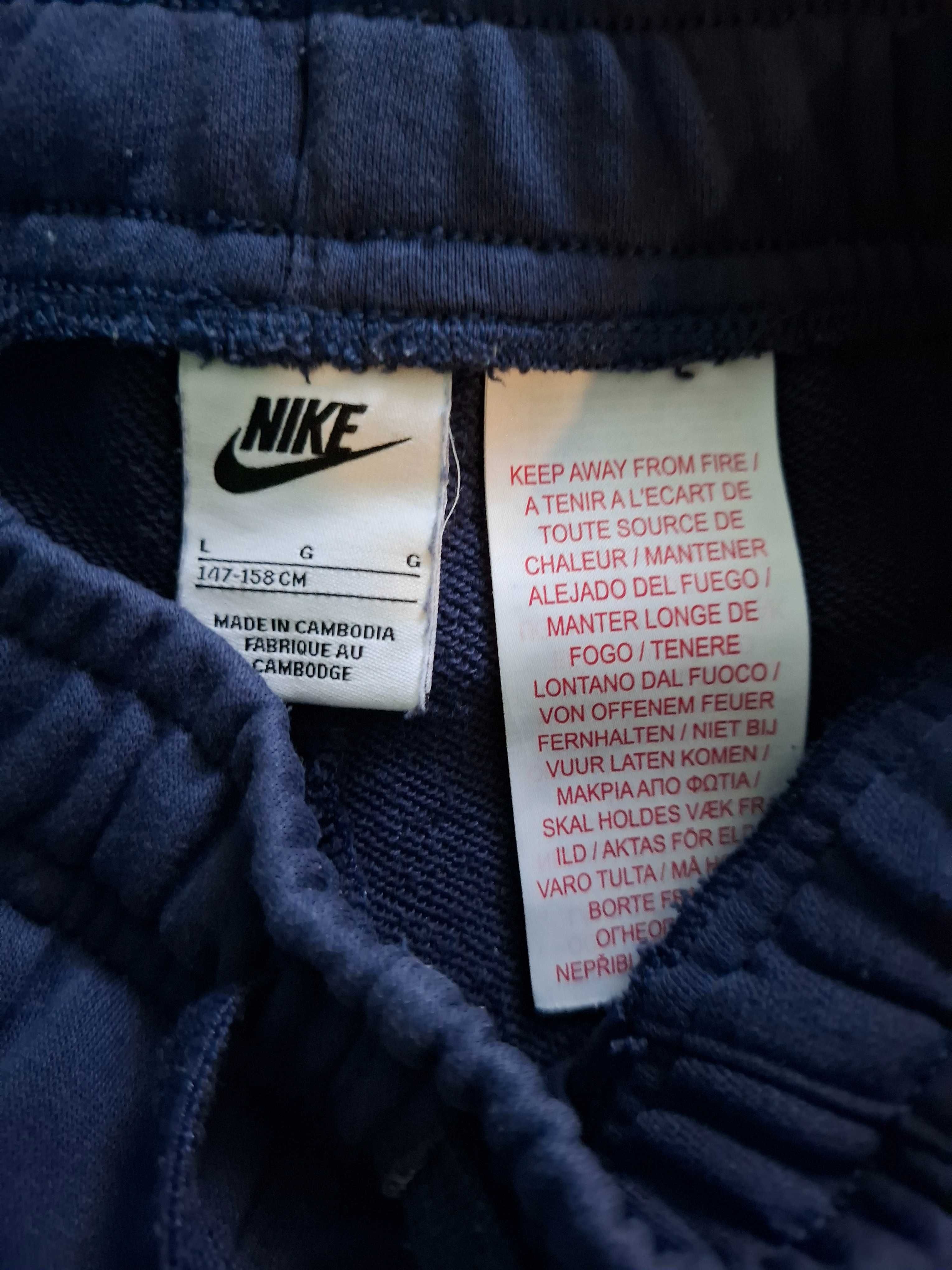 Панталони Nike в отлично състояние