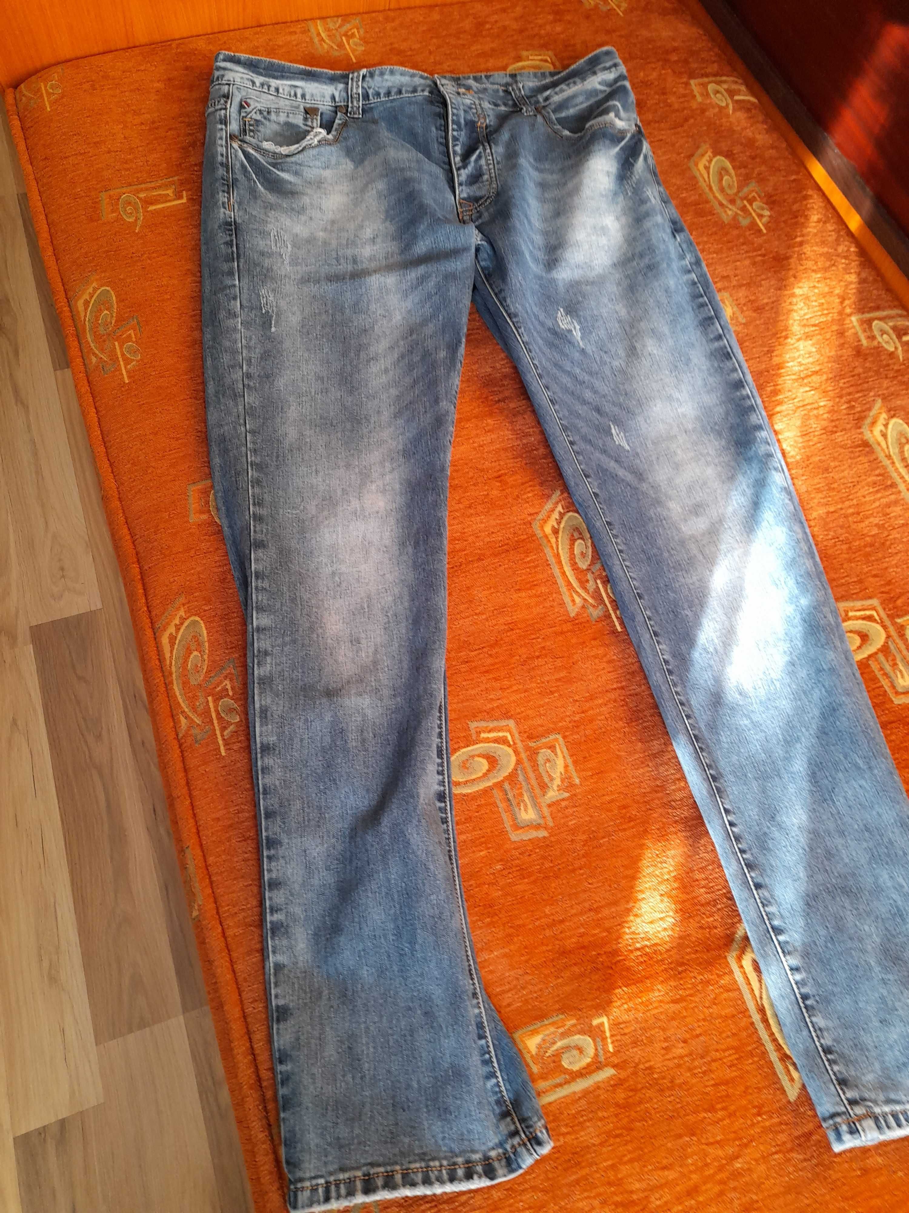 Vand 10 perechi  de blugi
