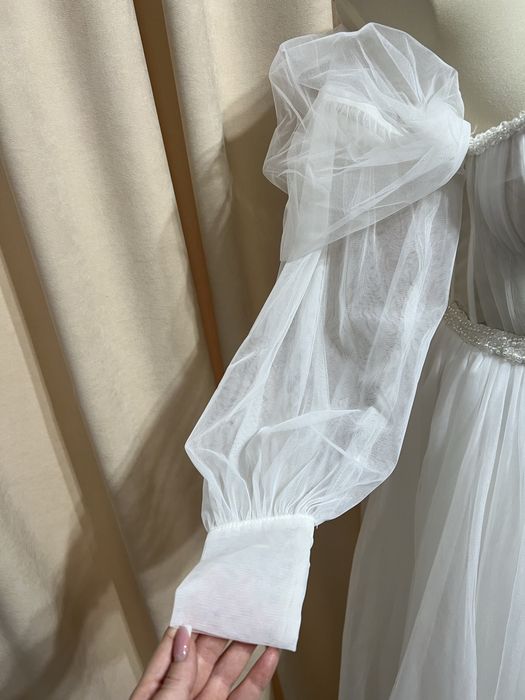 Rochie de Mireasa cu corset reglabil si 2 tipuri de maneci detasabile.