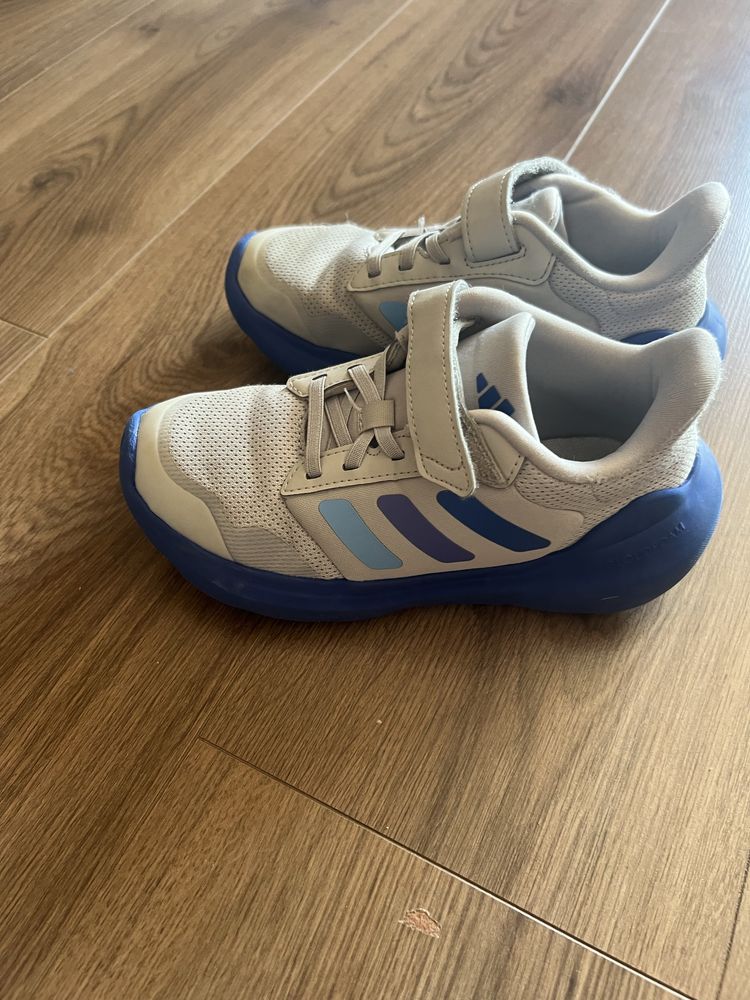 Продавам маратонки adidas