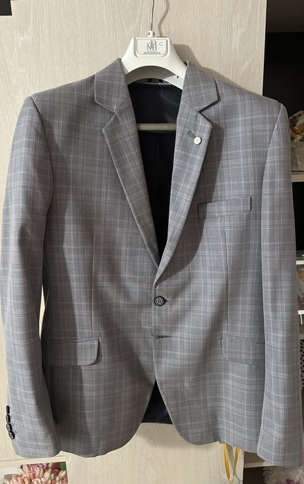 Costum gri stare foarte buna, marimea 48- 50