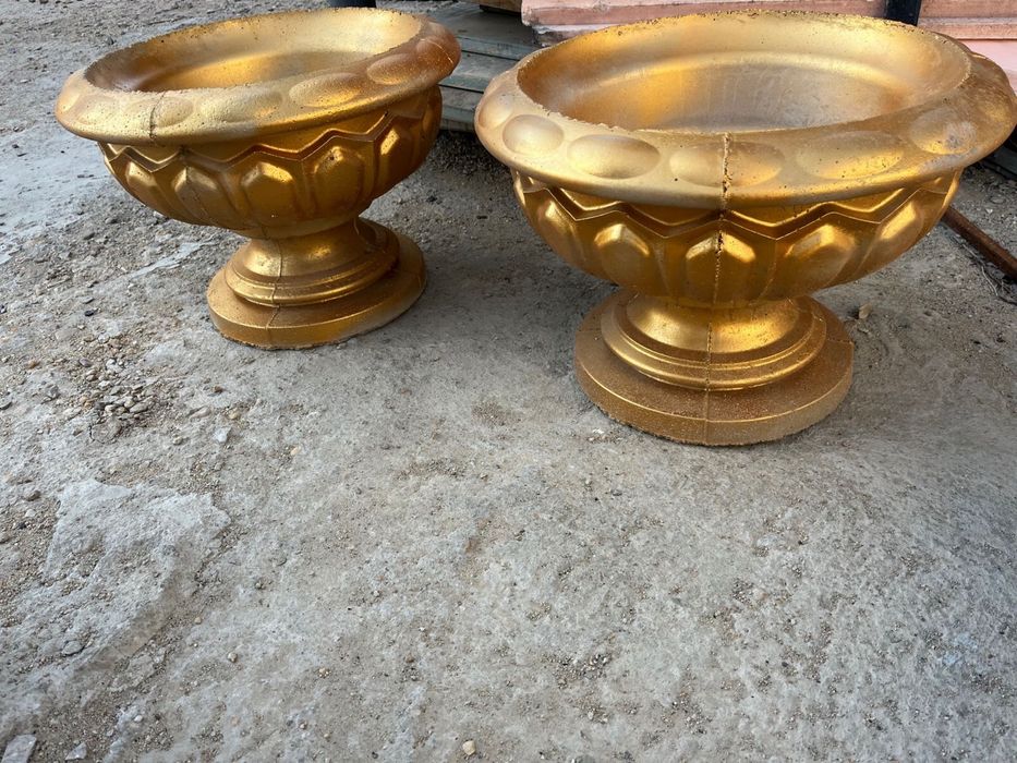 Продаю декоративные горшка из бетона с красивым золотым покрытием.
