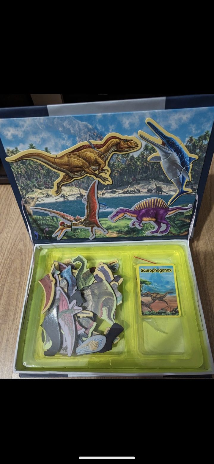 Carte magnetica cu dinozauri