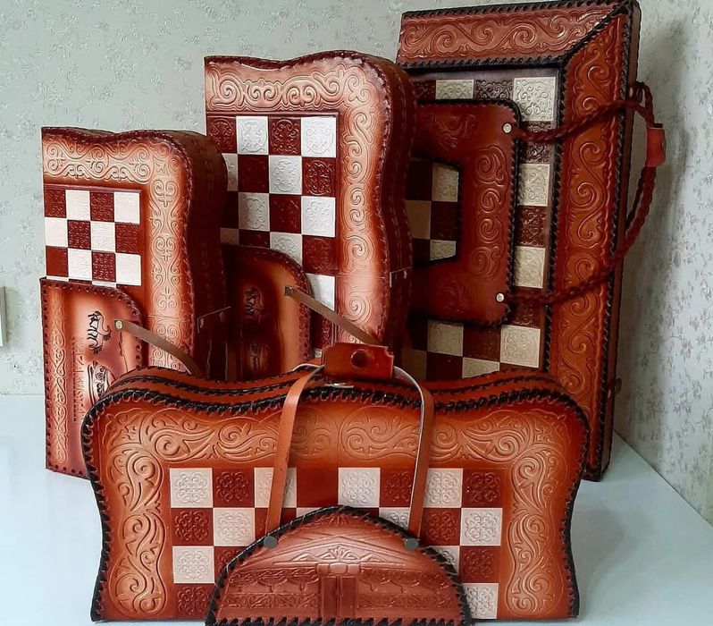 Шахматы в национальном стиле с кожаным чехлом.