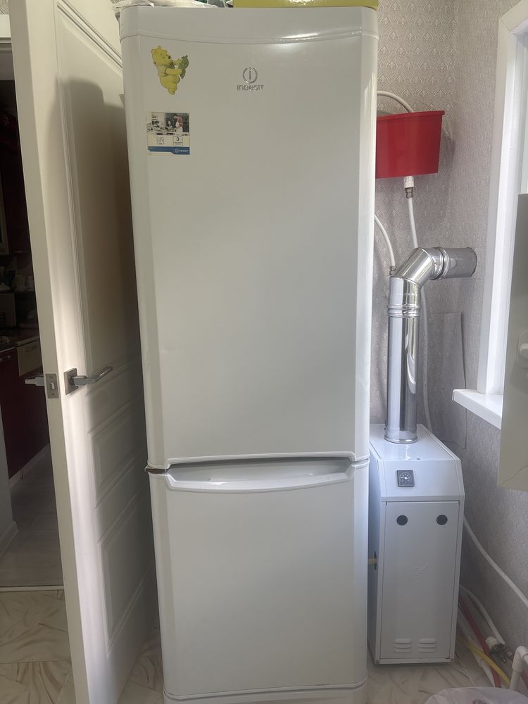 Продается Холодильник Indesit . Холодильник работает только нет жидкос