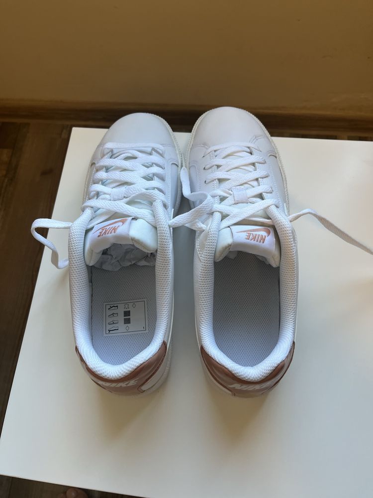 Чисто нови маратонки Nike