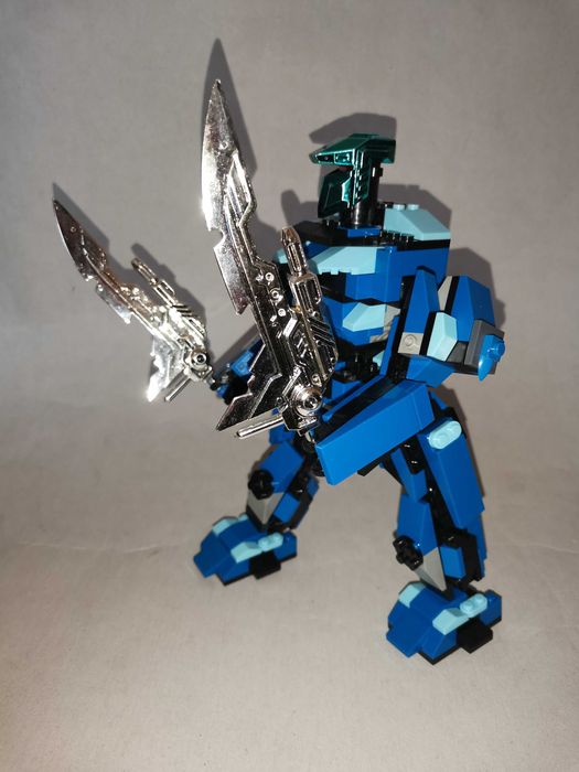 Играчка - робот от над 200 части тип "Лего"