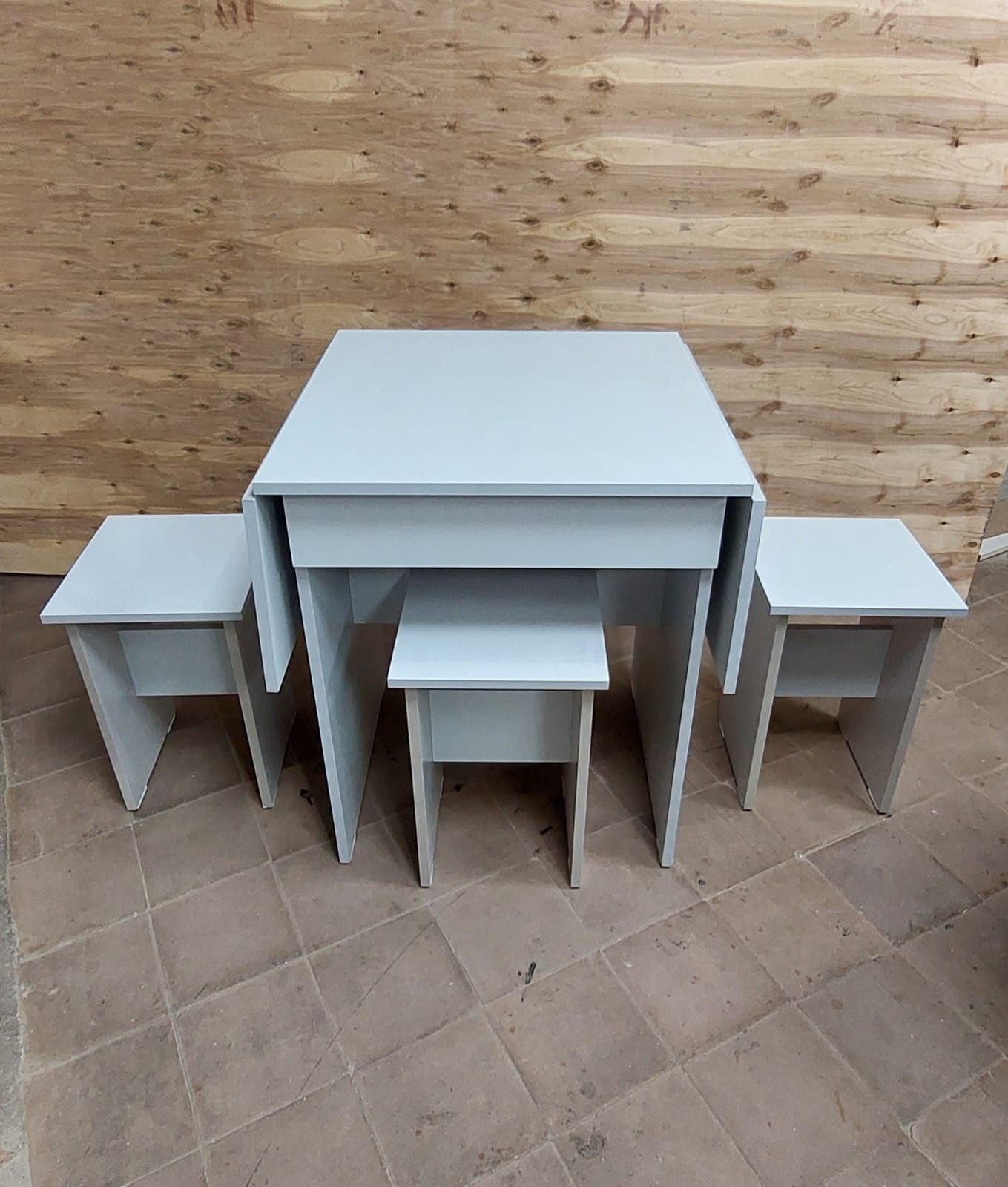 Продам стол и 4 табуретки