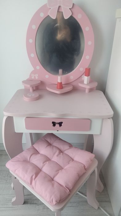 Vând măsuță machiaj fetițe