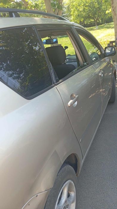 Vand Toyota avenisis cu radiatorul spart