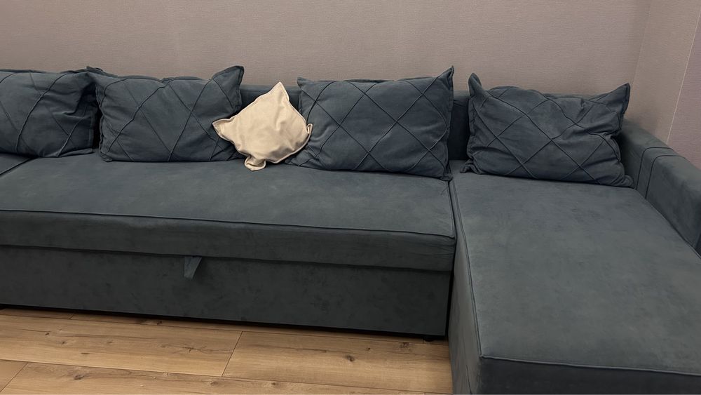 Диван очень большой , 4 метра .