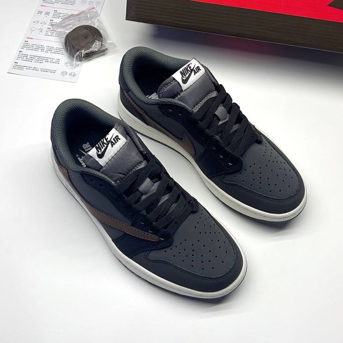 Продам почти новые кроссовки Nike,р.40.