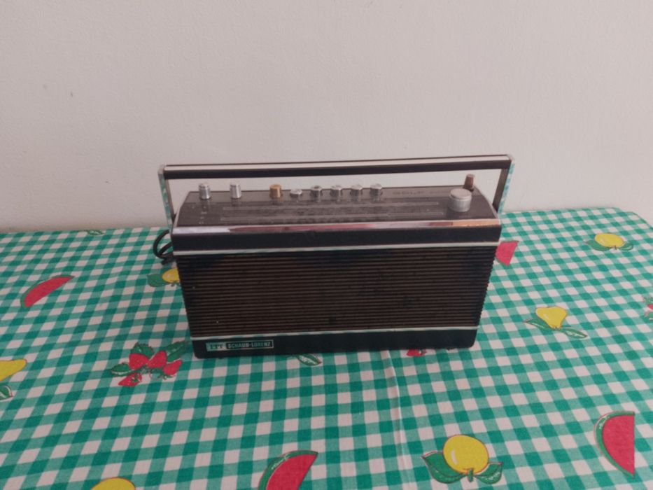 Radiouri pt colecționari Ambele 220 Ron Locație București