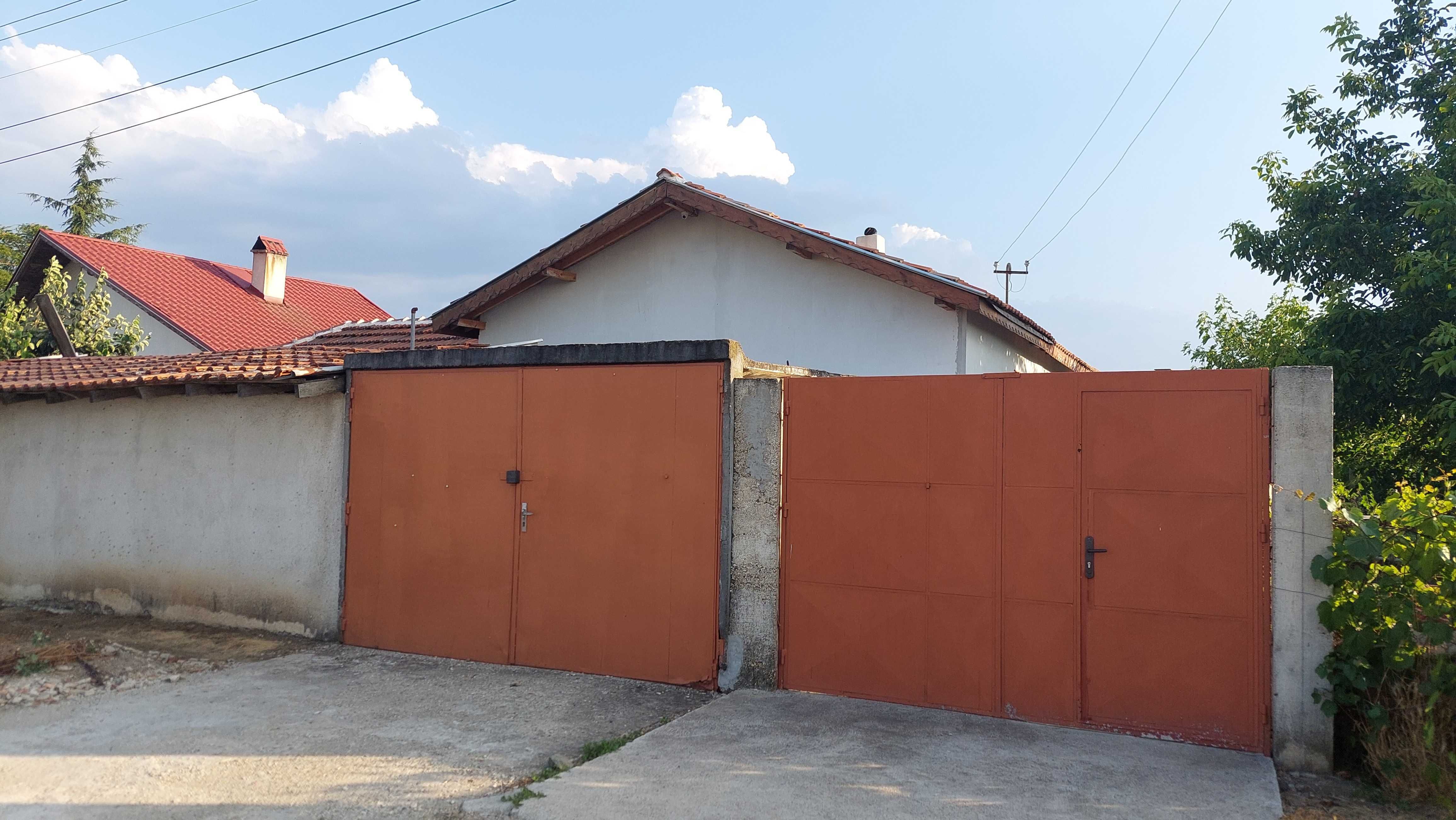 Продавам къща с двор в с. Кукорево