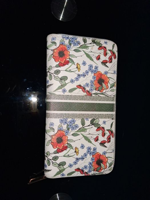 ЛОТ стилни дамски портфейли