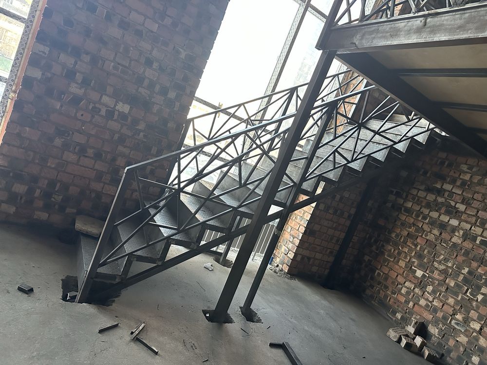 Антресльный этаж, лестница перила, металоконструкции,навес на заказ