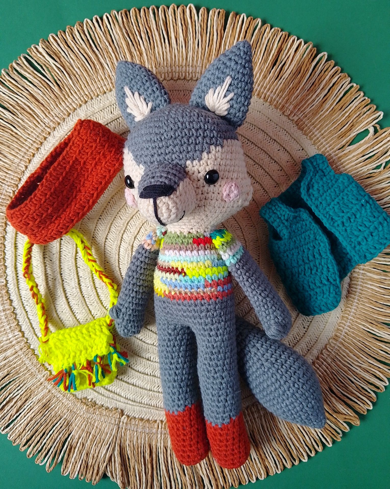 Играчки лисица и вълк - плетени