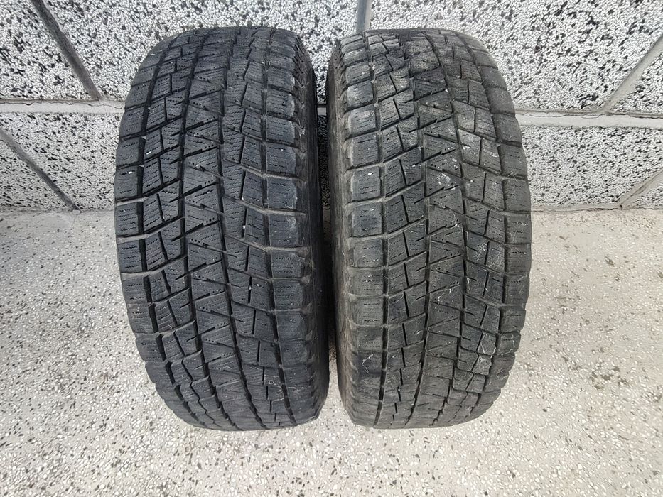 Продавам 2 броя зимни гуми Bridgestone  с размери 215/70/16 за джип
