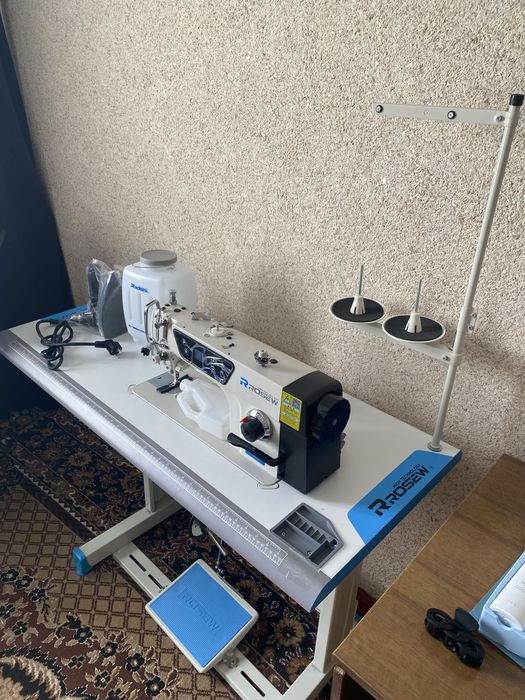 Продаётся срочно швейная машинка + оверлок + утюг. Состояние новое.